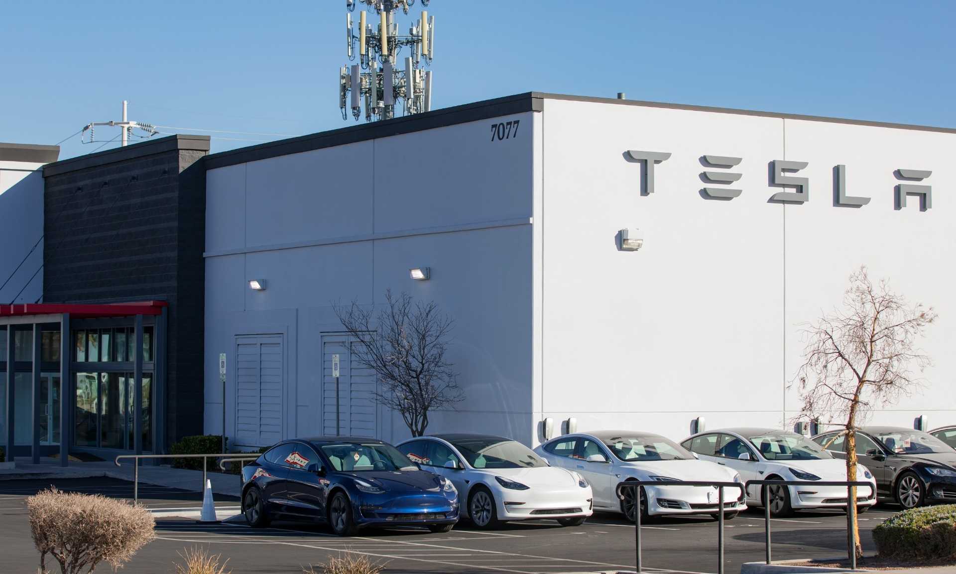 Tesla Mulai Fokus Produksi Truk Listrik Semi Secara Massal